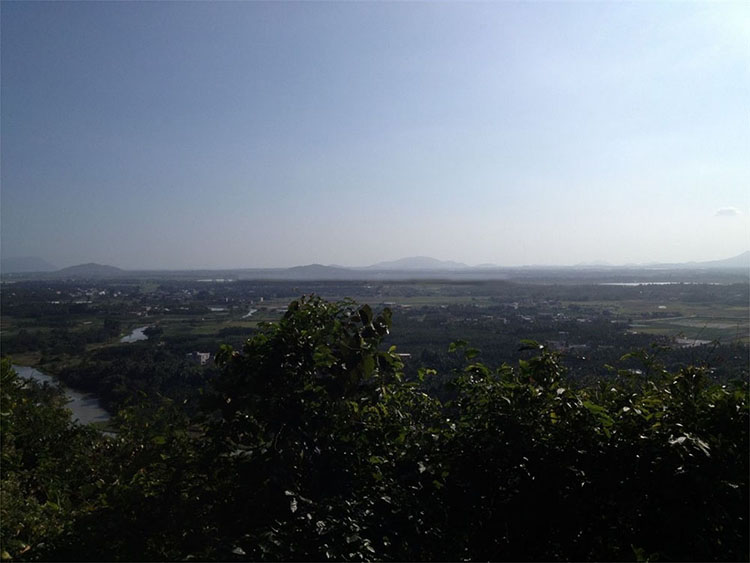 小区周边配套：东山岭风景