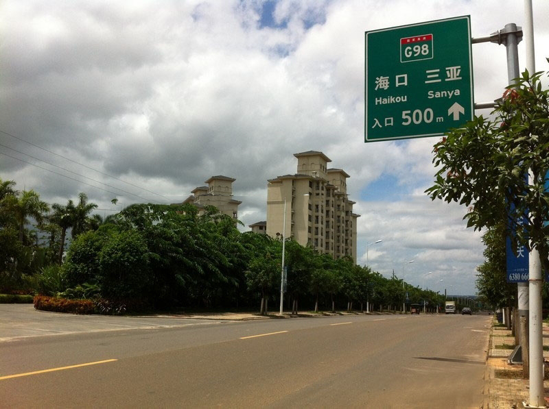 周边配套：宽敞街道