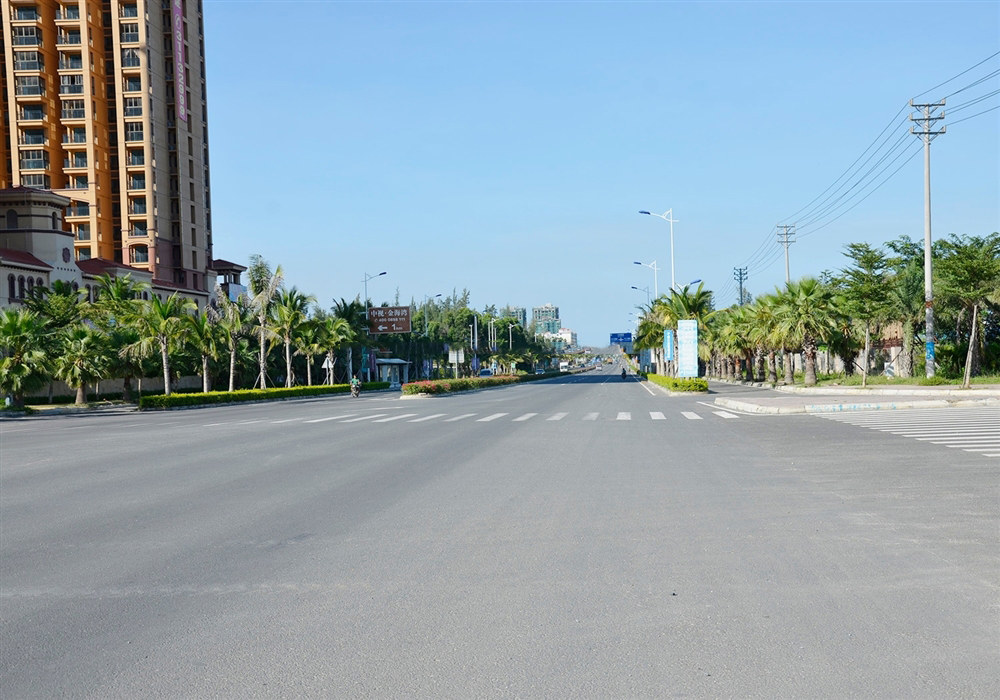 社区门前宽敞街道