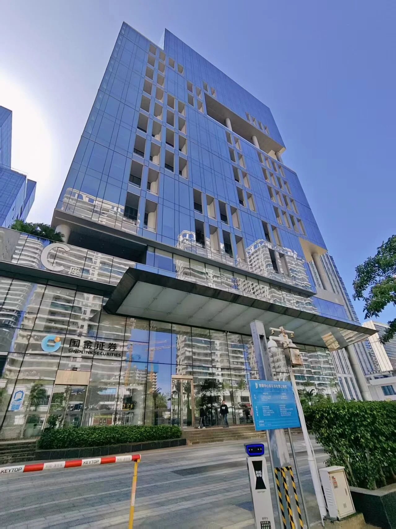 鲁能中心|西海岸SOHO办公楼整栋售，整栋售价约2.3亿